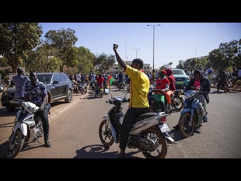 Burkina Faso : des civils affichent leur soutien aux militaires mutins, Africa News - Vidéo Burkina Faso des civils affichent leur soutien aux militaires