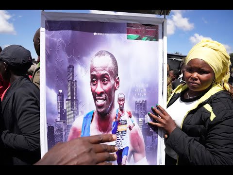 Les Kenyans rendent un dernier hommage à Kelvin Kiptum au stade d'Iten, Africa News - Vidéo Les Kenyans rendent un dernier hommage a Kelvin Kiptum au