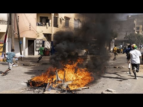 Sénégal : au moins 2 morts dans des manifestations, la crise s'accentue, Africa News - Vidéo Senegal au moins 2 morts dans des manifestations la