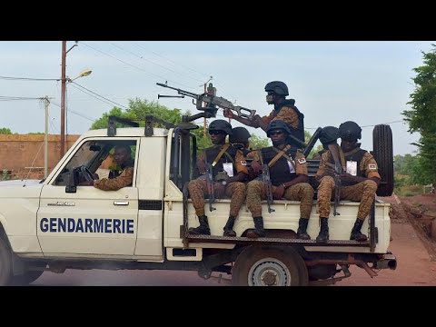 Burkina Faso : au moins 13 gendarmes tués dans une embuscade, Africa News - Vidéo Burkina Faso au moins 13 gendarmes tues dans une