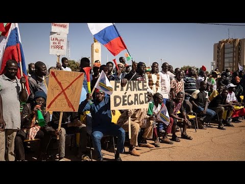 Des milliers de Burkinabés manifestent pour la "souveraineté nationale", Africa News - Vidéo Des milliers de Burkinabes manifestent pour la souverainete nationale Africa