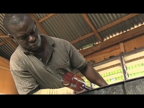 Ghana : Michael Tetteh fait revivre l'art du soufflage de verre, Africa News - Vidéo Ghana Michael Tetteh fait revivre lart du soufflage de