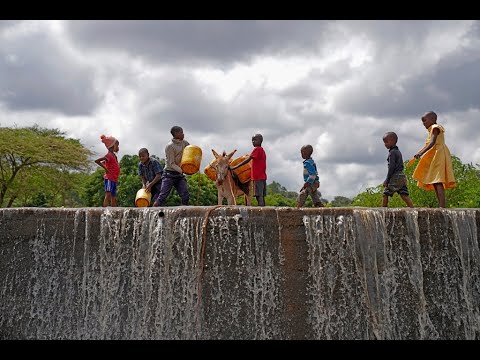 Kenya : à Makueni, un rocher pour capter et stocker l'eau de pluie, Africa News - Vidéo Kenya a Makueni un rocher pour capter et stocker