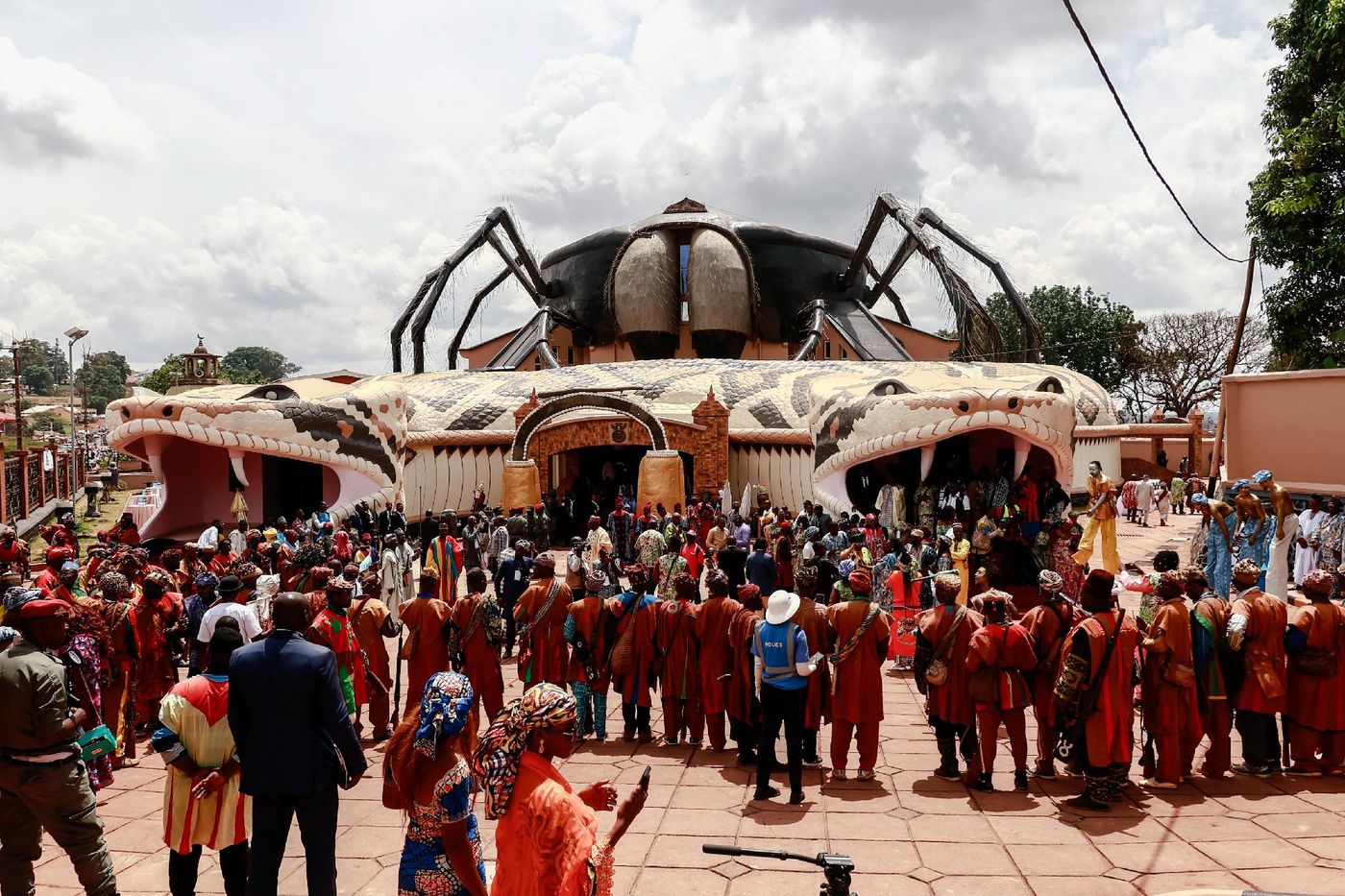 Le Cameroun inaugure le musée d'un de ses plus vieux et influents royaumes 1416602 des gens attendent la ceremonie d inauguration du musee des rois bamouns a foumb