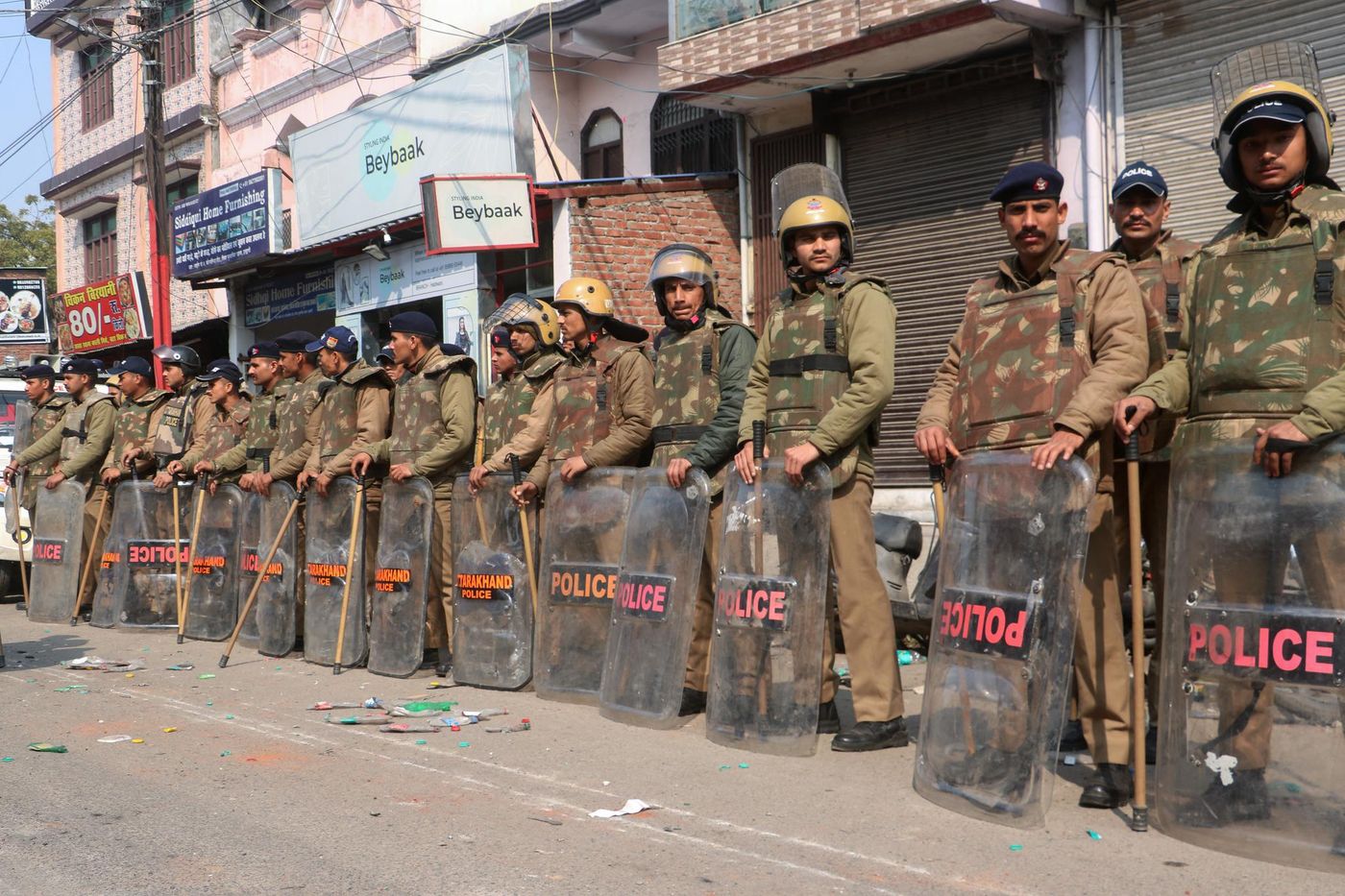 à Haldwani, la détresse des Indiens musulmans 1421505 des policiers en tenue anti emeute montent la gard