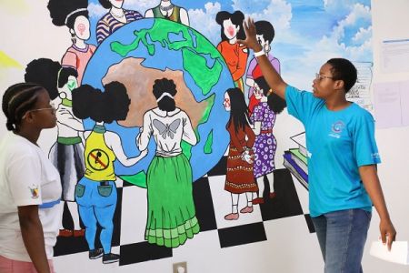Au Cameroun, une fresque créée pour sensibiliser aux problèmes de la jeune fille 2a28aebc1200566778a4366dd1286083 M