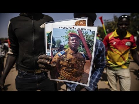 Burkina Faso : à Bourzanga, le président rend hommage à l'armée, Africa News - Vidéo Burkina Faso a Bourzanga le president rend hommage a