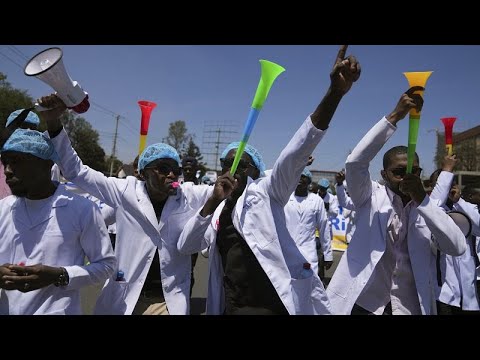Kenya : 100 médecins grévistes licenciés, Africa News - Vidéo Kenya 100 medecins grevistes licencies Africa News Video