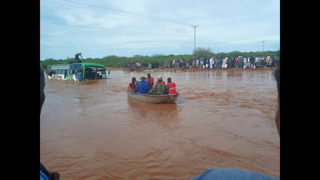 Kenya : un bus emporté par une rivière en crue, les 51 passagers sauvés, Africa News - Vidéo Kenya un bus emporte par une riviere en crue