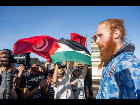 L'Afrique en courant : Russ Cook franchit la ligne d'arrivée en Tunisie, Africa News - Vidéo LAfrique en courant Russ Cook franchit la ligne darrivee