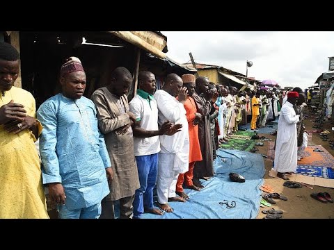 Nigeria : funérailles de 30 personnes tuées à Mudu dans le nord-est, Africa News - Vidéo Nigeria funerailles de 30 personnes tuees a Mudu dans