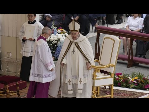 Pâques : le Pape François célèbre la messe malgré sa santé fragilisée, Africa News - Vidéo Paques le Pape Francois celebre la messe malgre sa